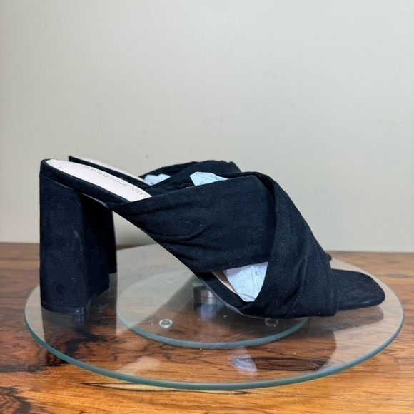 NEW Adrienne Vittadini Genie Crossover Sandal in black microsuede - Picture 7 of 15